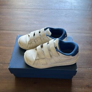 Size 1 K-Swiss Kids' Clean Court 3-Strap Sneaker